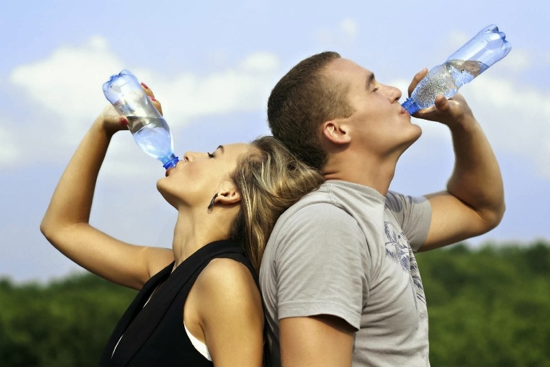Uống đủ nước mỗi ngày 