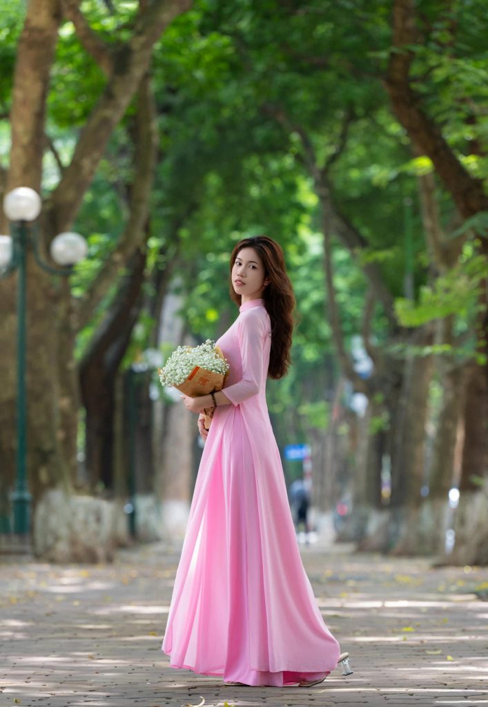 Tạo dáng chụp ảnh áo dài cầm tay hoa khi chụp ngoại cảnh