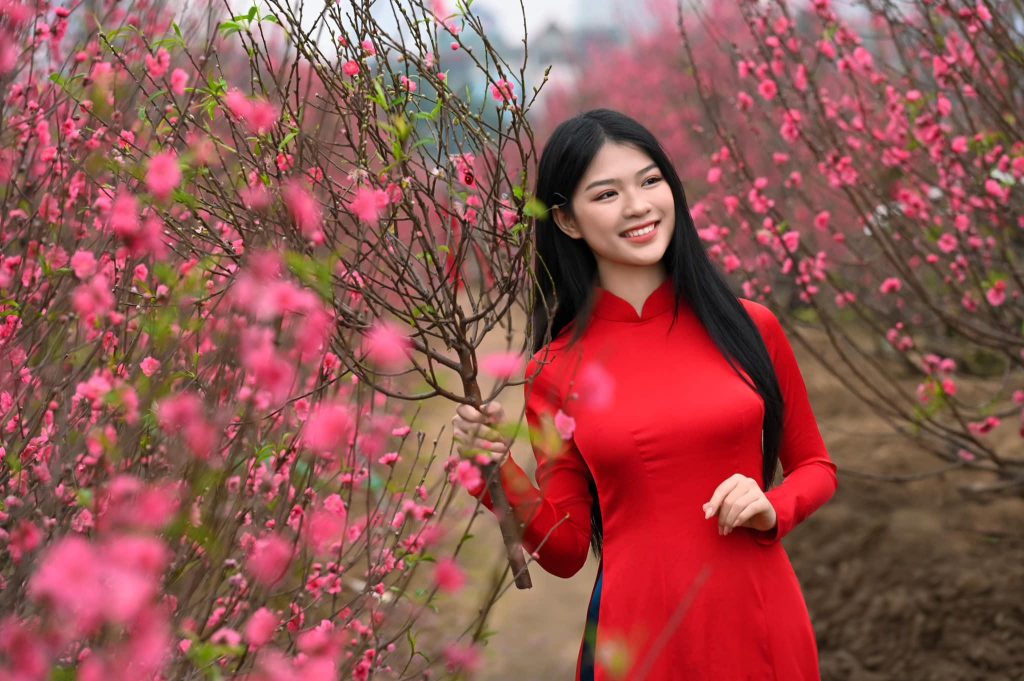 Tạo dáng chụp ảnh áo dài ngoại cảnh cùng hoa Đào dịp Tết