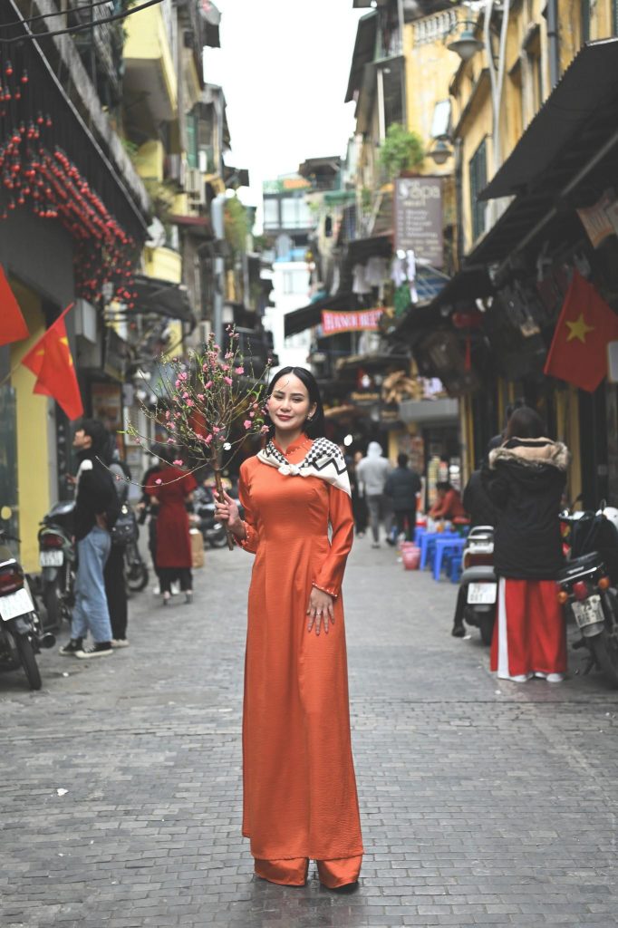 Tạo dáng chụp ảnh ngoại cảnh với áo dài ở các địa điểm đẹp dịp Tết