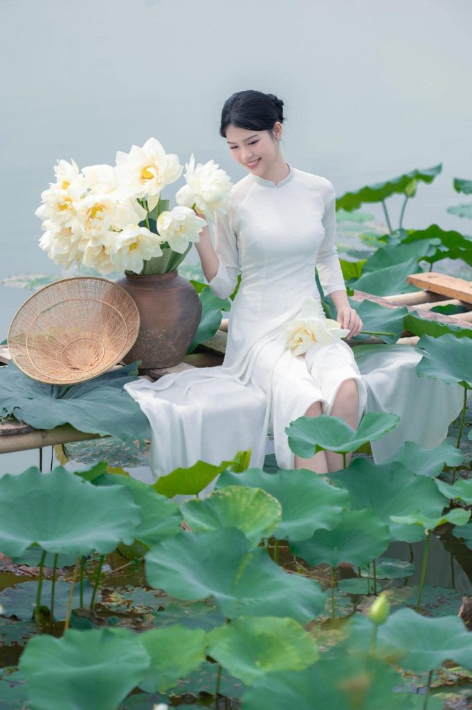 Tư thế ngồi khi chụp ảnh áo dài ngoại cảnh đẹp nhất