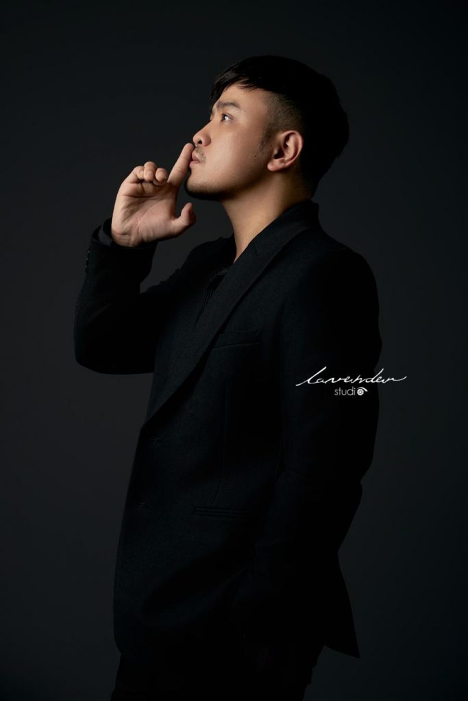 Tạo dáng đứng biểu cảm ngầu khi chụp ảnh