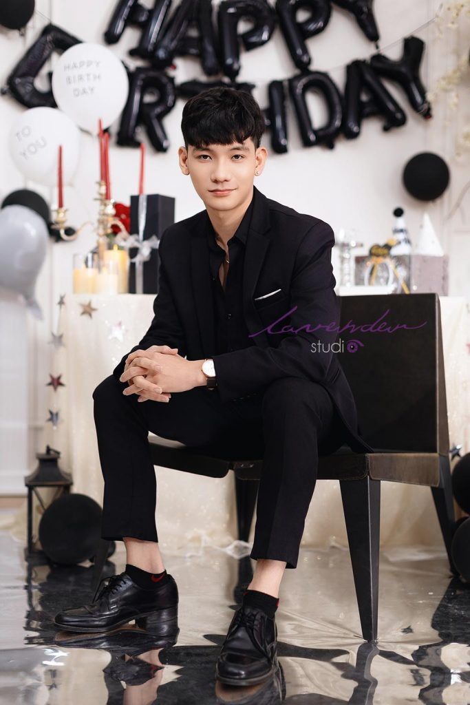 Tạo dáng chụp ảnh tự tin khi ngồi