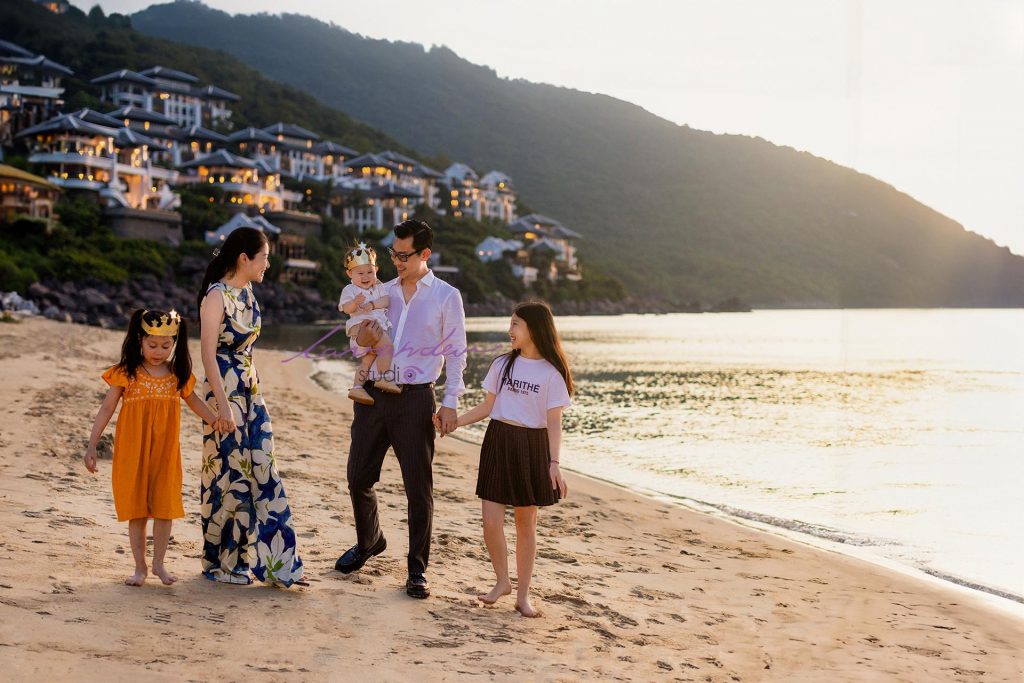 Thuê thợ chụp ảnh gia đình ở biển kỷ niệm tại Intercontinental Đà Nẵng Thuê thợ chụp ảnh gia đình ở biển kỷ niệm tại Intercontinental Đà Nẵng