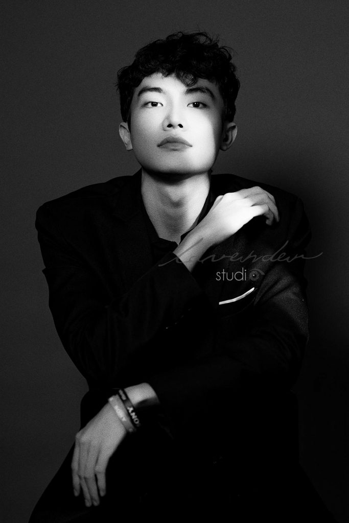 Tự tin tạo dáng chụp ảnh ngầu đen trắng