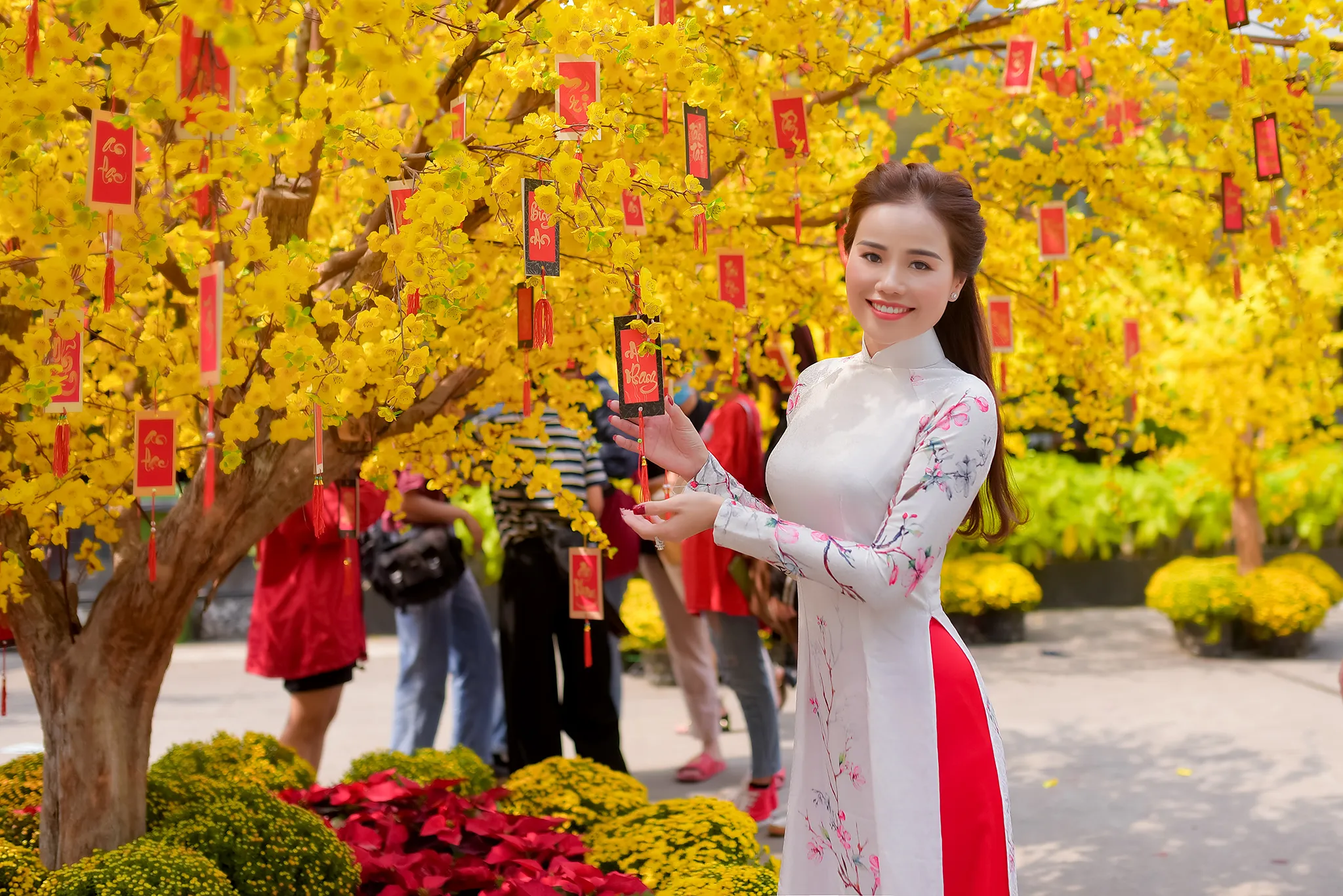 Chụp ảnh áo dài ngoại cảnh Tết 2025