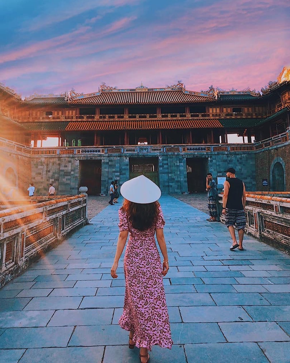  Cách tạo dáng chụp ảnh áo dài ngoại cảnh Tết 