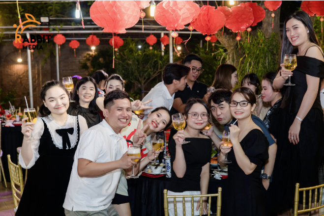Ý nghĩa của việc chụp hình year end party năm 2025