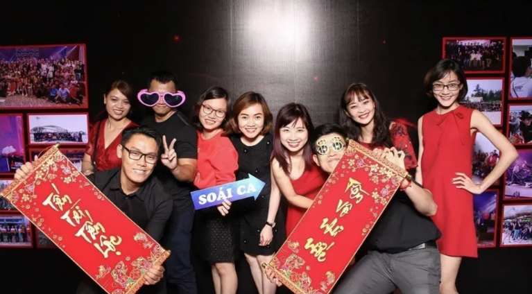 Ý nghĩa của việc chụp hình year end party năm 2025
