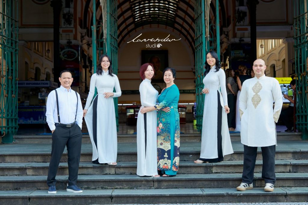 Tạo dáng chụp hình gia đình cùng áo dài ngoại cảnh dịp Tết 2025 Tạo dáng chụp hình gia đình cùng áo dài ngoại cảnh dịp Tết 2025