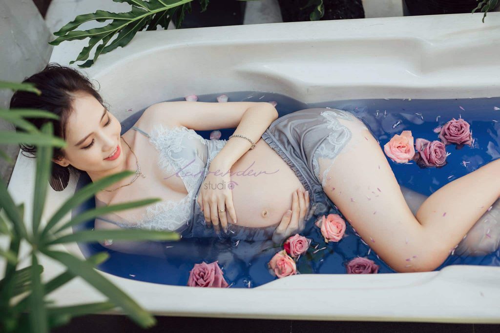 Tạo dáng chụp hình tại nhà cho mẹ bầu trong bồn tắm nghệ thuật Tạo dáng chụp hình tại nhà cho mẹ bầu trong bồn tắm