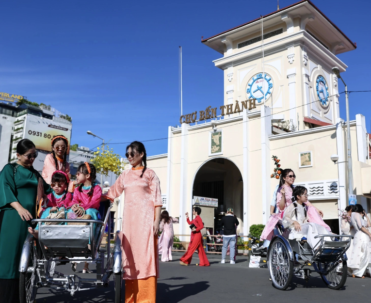 Review địa điểm đẹp chụp hình Tết 2025 với áo dài tại TPHCM