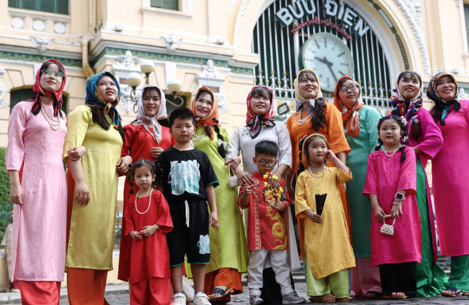 Review địa điểm đẹp chụp hình Tết 2025 với áo dài tại TPHCM