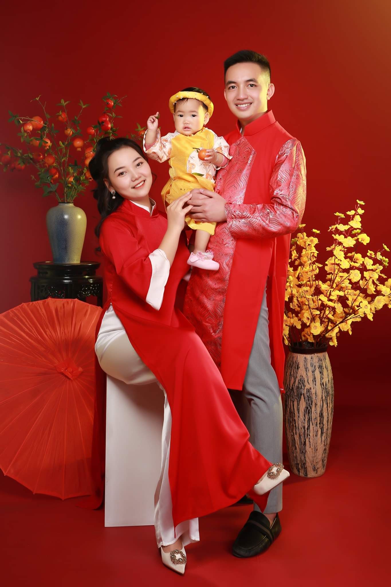 Xu hướng chụp ảnh gia đình Tết với áo dài đỏ xuân Ất Tỵ 2025