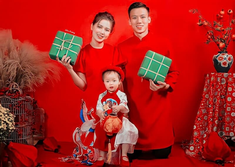 Xu hướng chụp ảnh gia đình Tết với áo dài đỏ xuân Ất Tỵ 2025