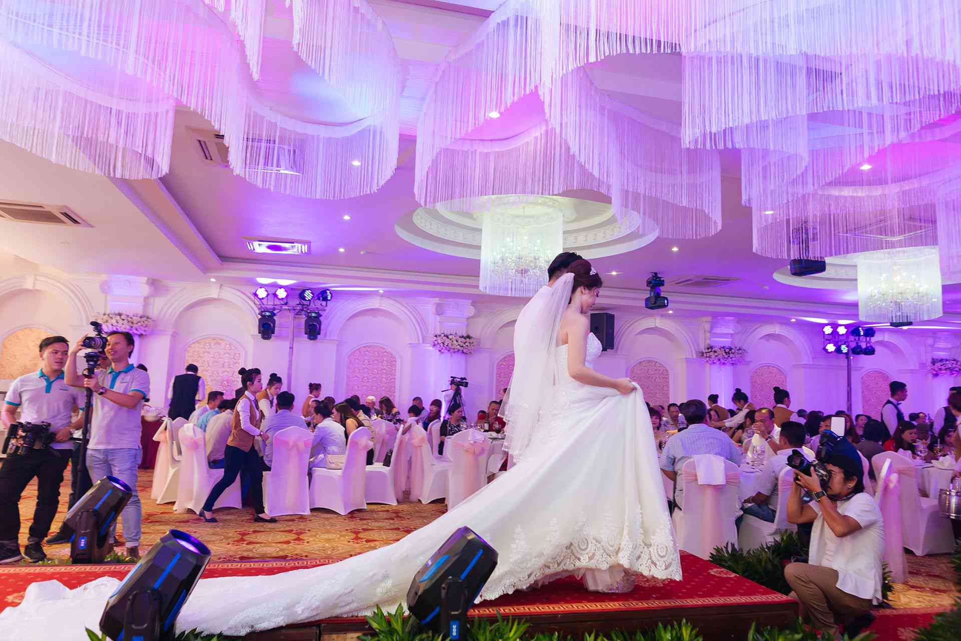 Đặt tiệc cưới tại nhà hàng Sài Gòn với 10 kinh nghiệm quý báu Đặt tiệc cưới tại nhà hàng Sài Gòn với 10 kinh nghiệm quý báu