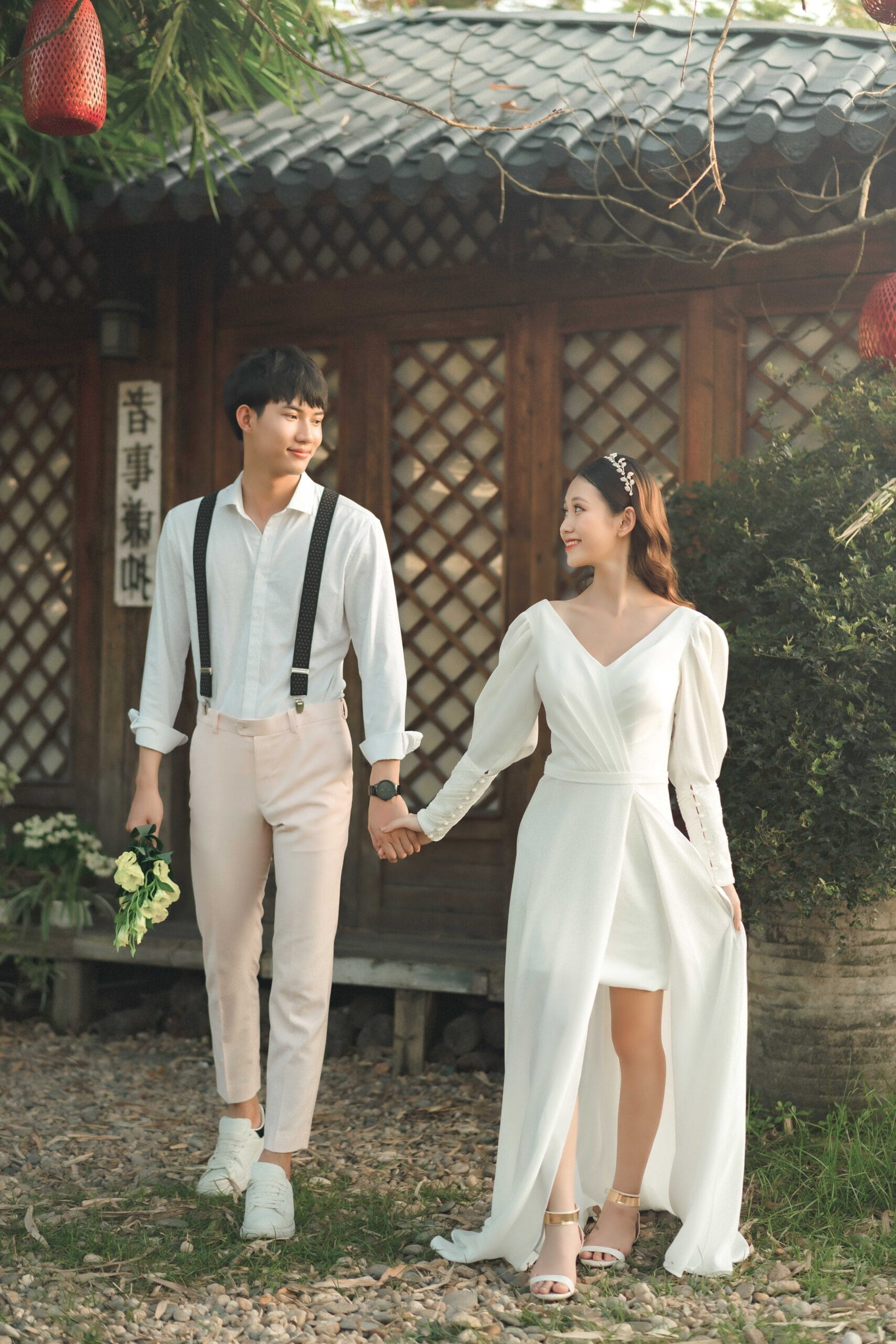 Đồ đôi chụp hình cưới tại studio: Xu hướng mới 8/2025 cho cặp đôi hiện đại