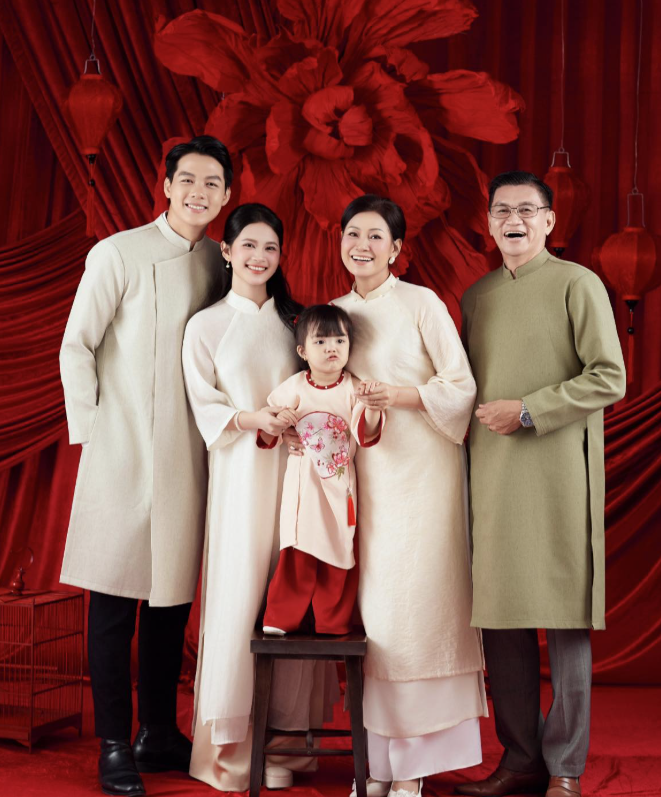 Chụp ảnh áo dài gia đình Tết 2026 – Gìn giữ nét đẹp sum vầy ngày xuân Chụp ảnh áo dài gia đình Tết 2026 – Gìn giữ nét đẹp sum vầy ngày xuân