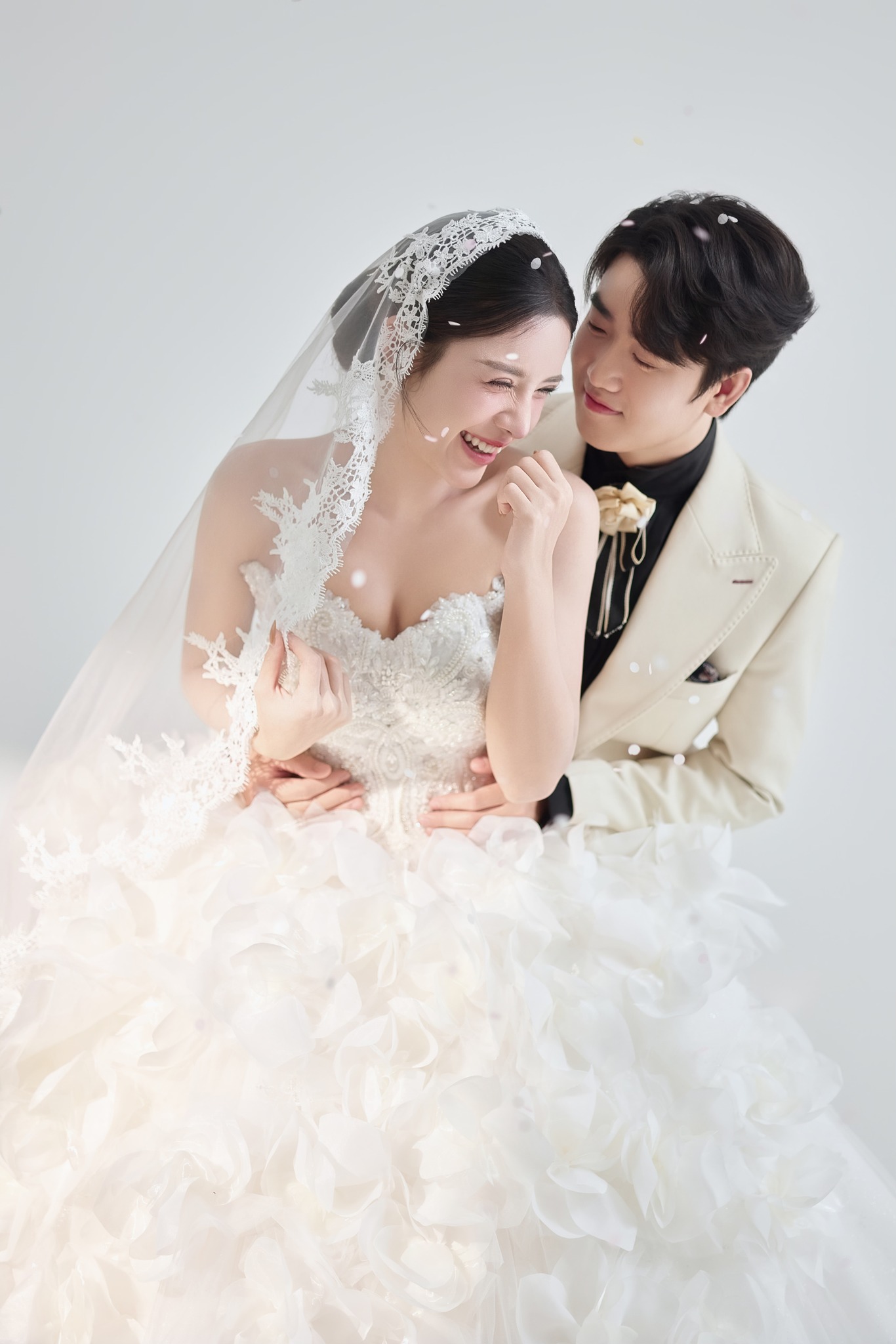 Chụp ảnh cưới 2026 theo phong cách tự nhiên – xu hướng mới