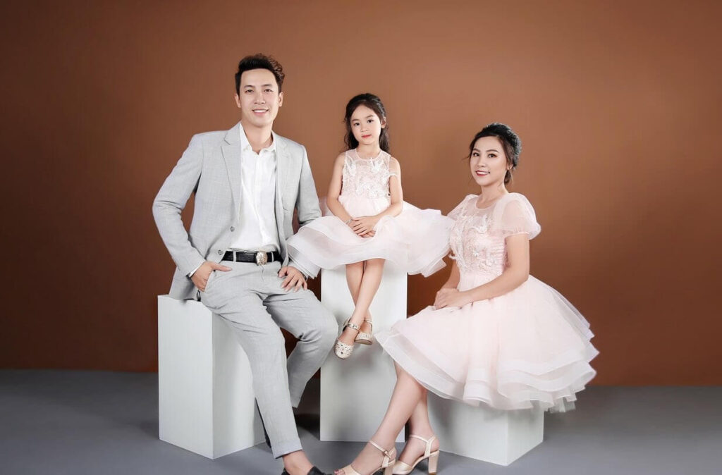 Bí quyết chụp gia đình 3 người đẹp tự nhiên (5) Bí quyết chụp gia đình 3 người đẹp tự nhiên (5)