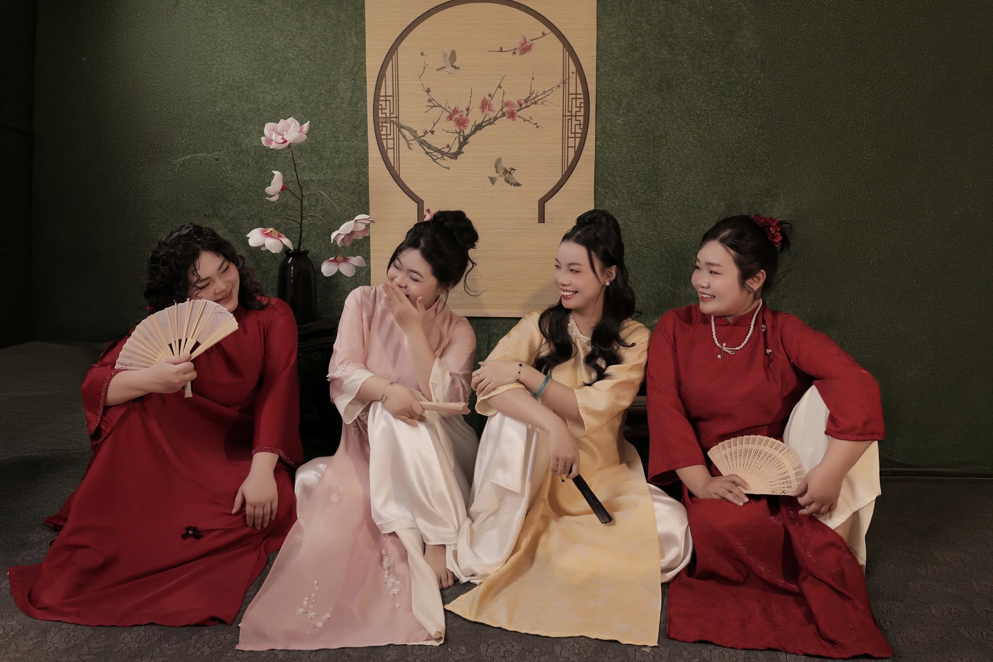 Bộ ảnh áo dài hội chị em sang trọng (1) Bộ ảnh áo dài hội chị em sang trọng (1)