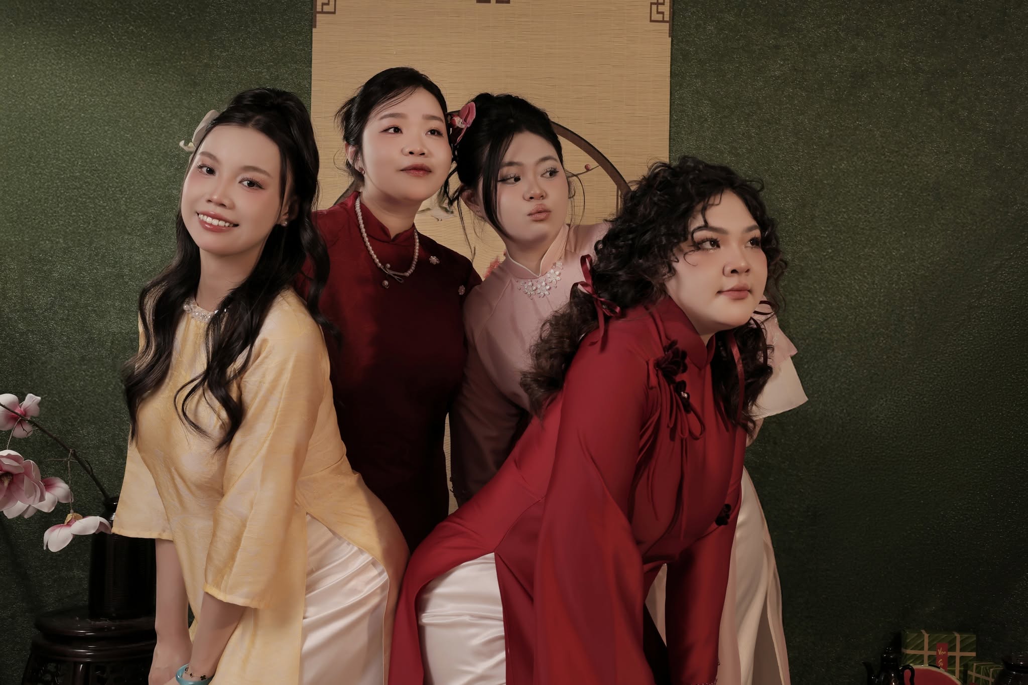Bộ ảnh áo dài hội chị em sang trọng (2) Bộ ảnh áo dài hội chị em sang trọng (2)