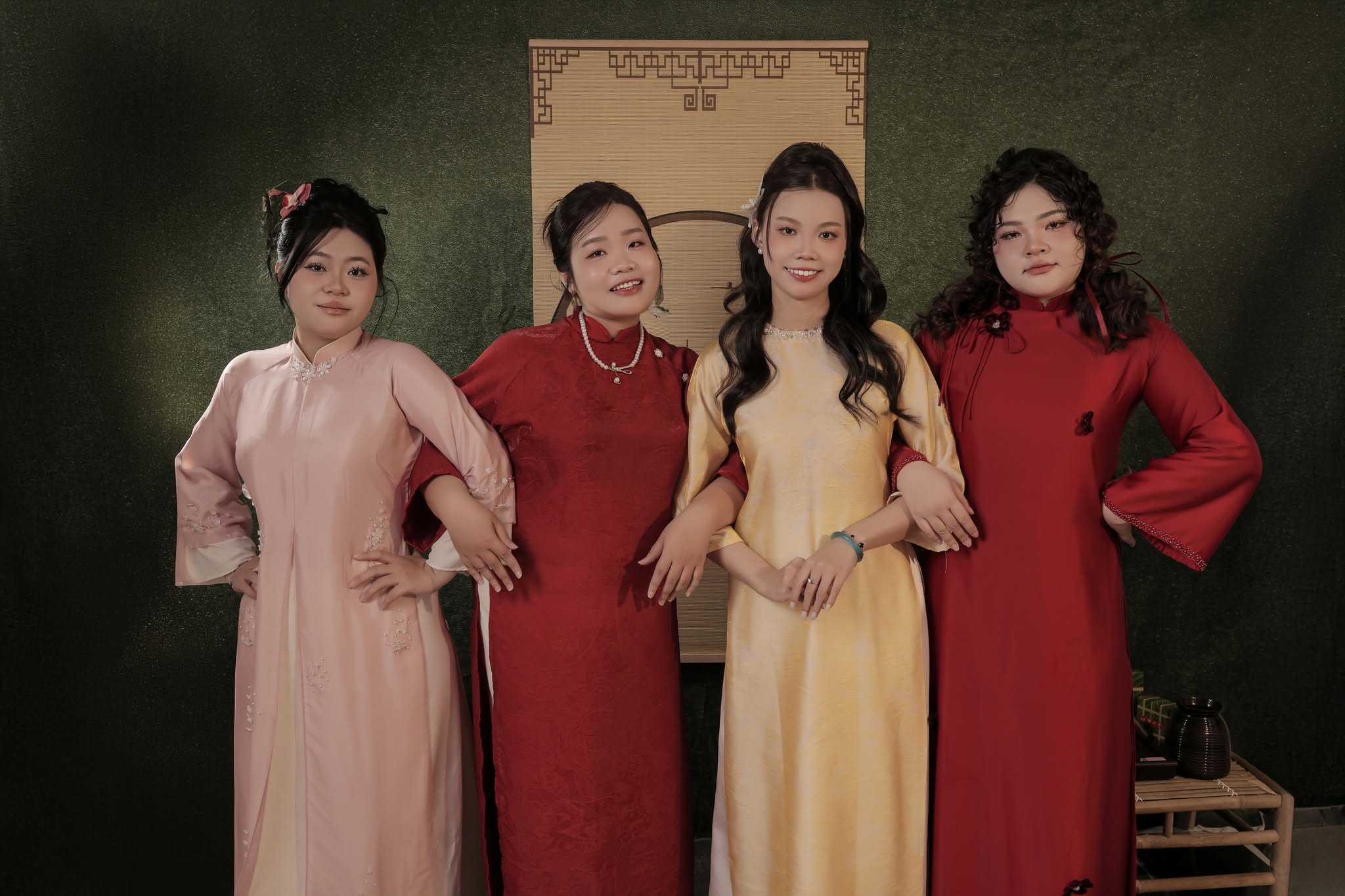 Bộ ảnh áo dài hội chị em sang trọng (4) Bộ ảnh áo dài hội chị em sang trọng (4)