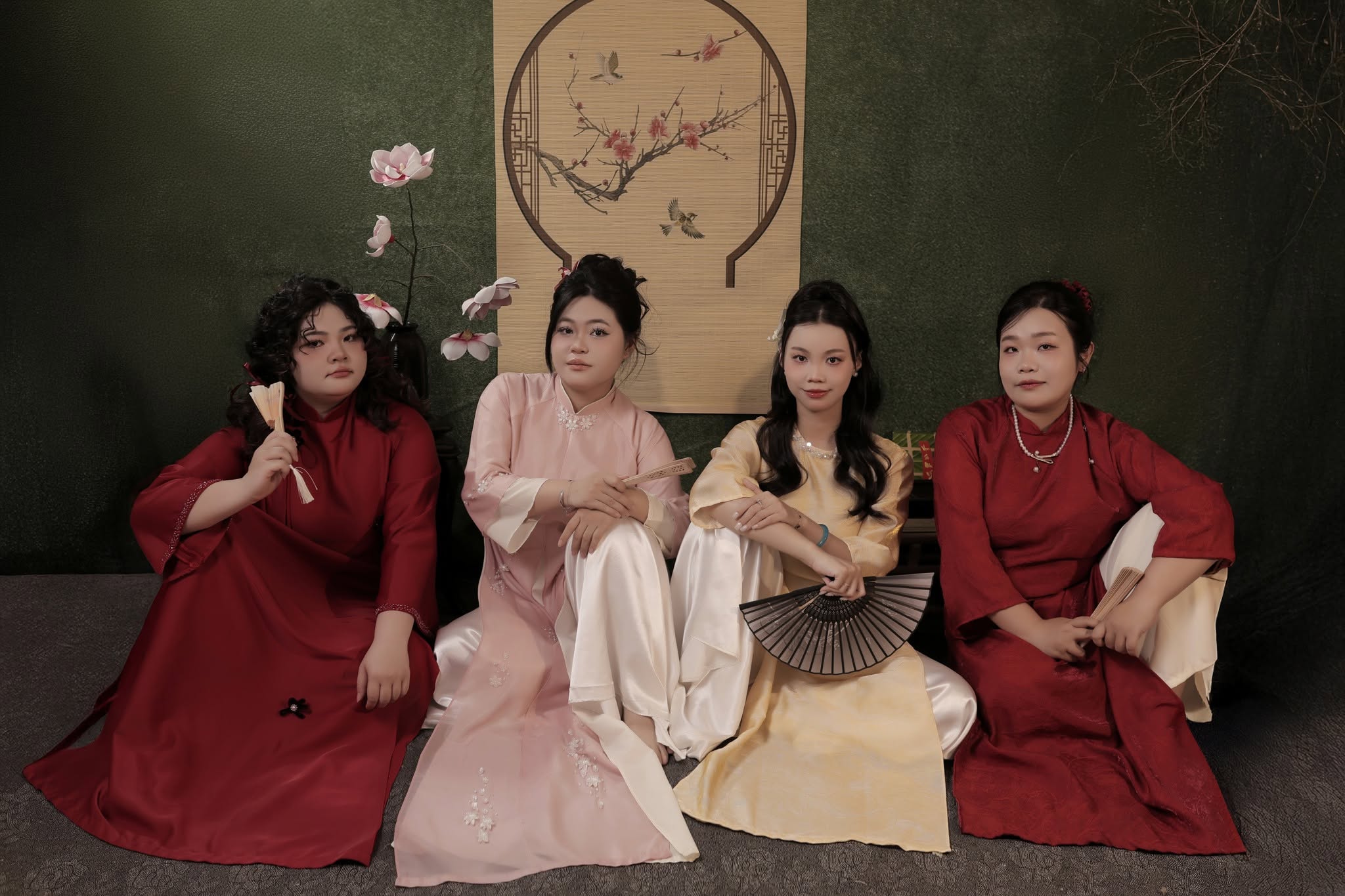 Bộ ảnh áo dài hội chị em sang trọng (5) Bộ ảnh áo dài hội chị em sang trọng (5)